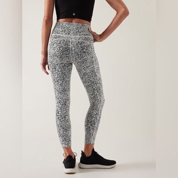 Athleta Ultimate Stash Textured 7/8 Tight - Picture 2 of 14